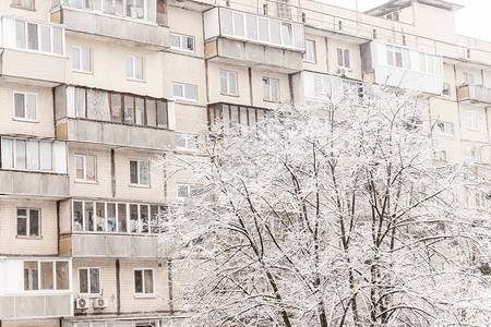 雪花下高楼建筑背景下的厚层积雪背景图片