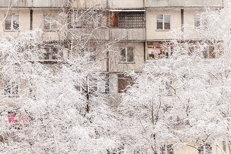 雪花下高楼建筑背景下的厚层积雪背景图片