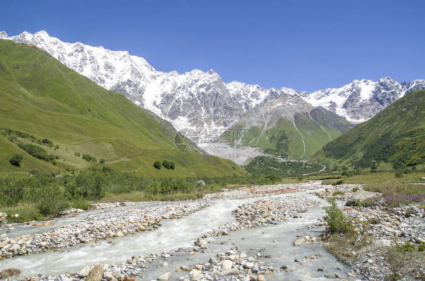 冰川Shkhara和Inguri河谷图片