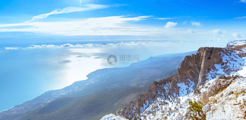 俄罗斯克里米亚的海和山AiPetri的长全景蓝海上的白云图片