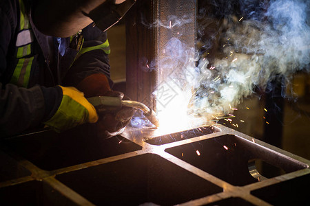 在工厂焊接钢铁的人图片