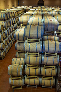 古董酒窖里的葡萄酒桶洞穴酒窖里有堆叠的橡木桶图片
