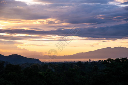 夕阳下的山景很美图片