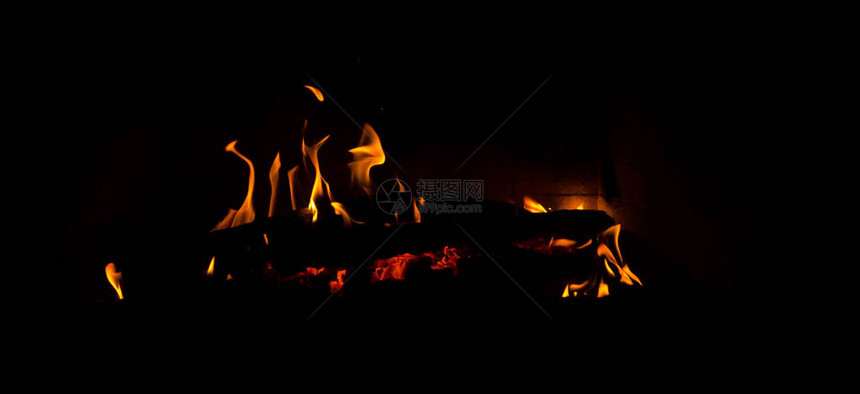 壁炉中黑色背景上闪烁的火焰图片