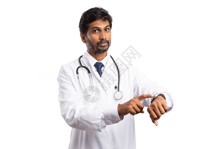 印度医生用严肃的表情指着手表背景图片