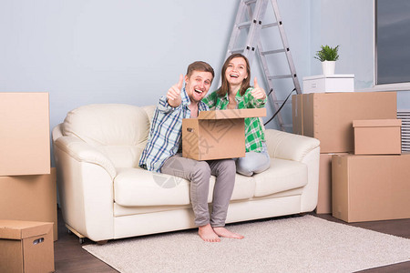 搬家新住宅和房地产概念年轻夫妇坐在沙发图片