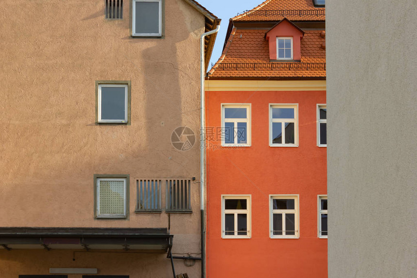 德国南部建筑物的外墙窗户和屋顶图片