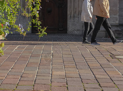 高龄夫妇在教堂散步在秋天下午阳背景图片