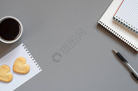 灰色桌上的心形笔记本笔咖啡和饼干文字图片