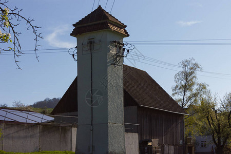 绿色和手机杆和配有电线的水塔的农村建筑起重机上架图片