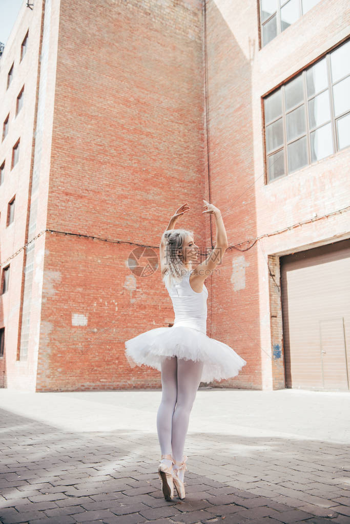 年轻芭蕾舞女郎在城市街图片