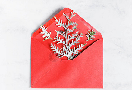 在红色信封中覆盖着无冰霜最小的新年卡平坦的躺下图片
