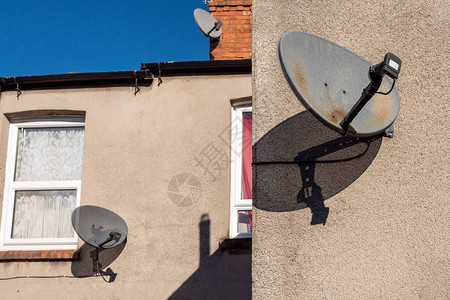 传统英国房屋墙上的国产卫星天线图片