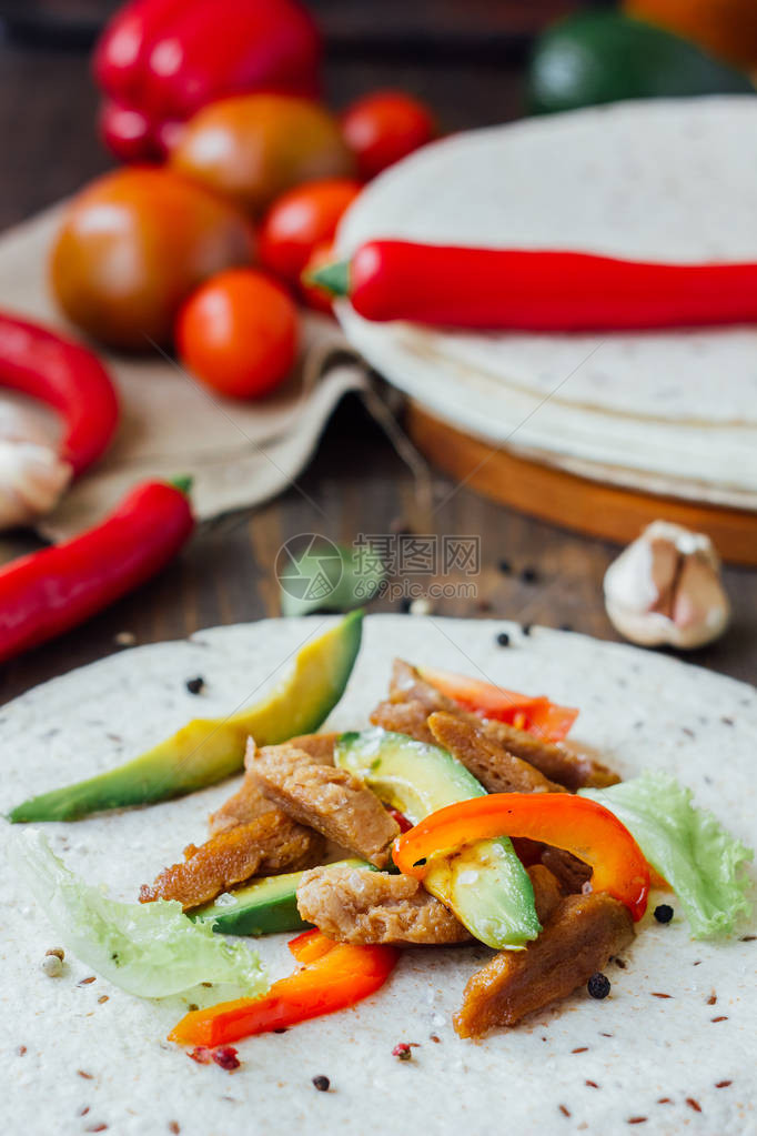 蔬菜fajitas玉米饼面包清单中的传图片