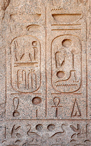 有古代象形文字的石墙图片