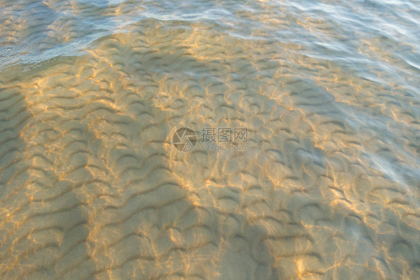 沙滩上柔软的水浪水下的沙浪图片