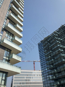 米兰的新建筑建筑工地和住宅楼图片