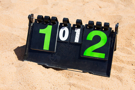 在夏季沙滩上贴近排球记分牌得分领图片