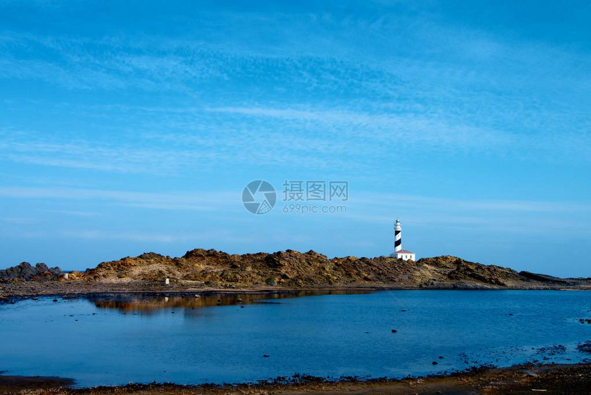Favaritx灯塔和以天空为背景的后水外门西班牙巴利阿里群岛M图片