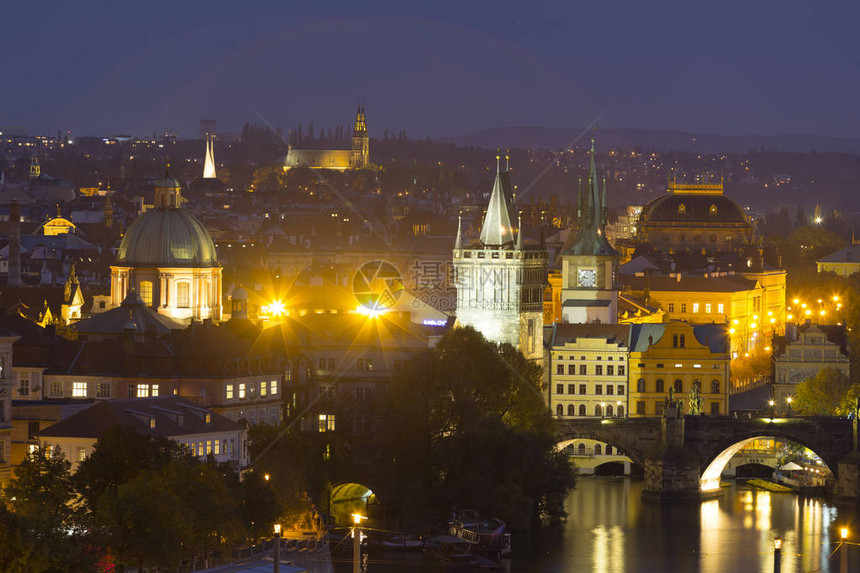 夜布拉格市及其建筑物塔楼大教堂和桥梁图片