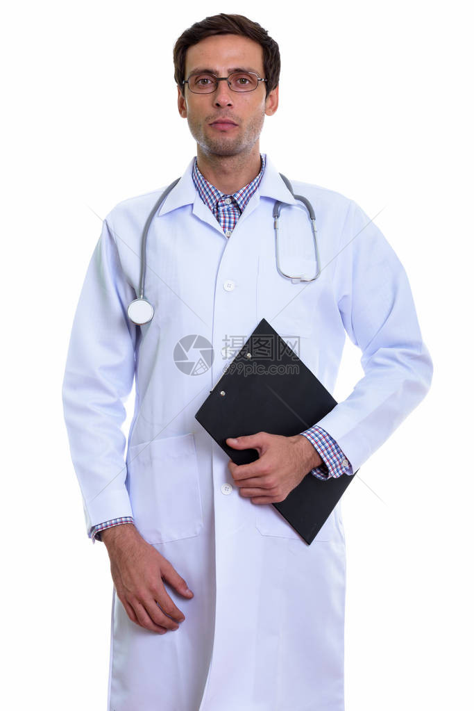 年轻英俊男子医生站在手持剪贴板时站立图片