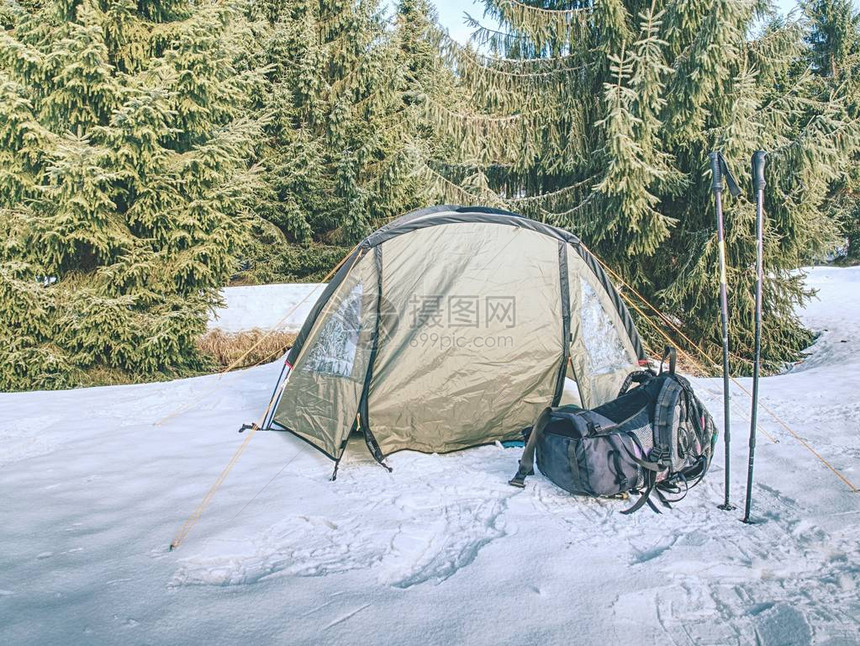 在雪地上露营在新雪中搭建的帐篷几天雪鞋跋图片