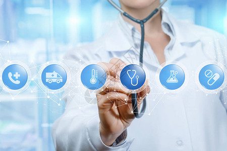 一位医生正在用不同的医学符号和她的听诊器在浅蓝色的背景下图片