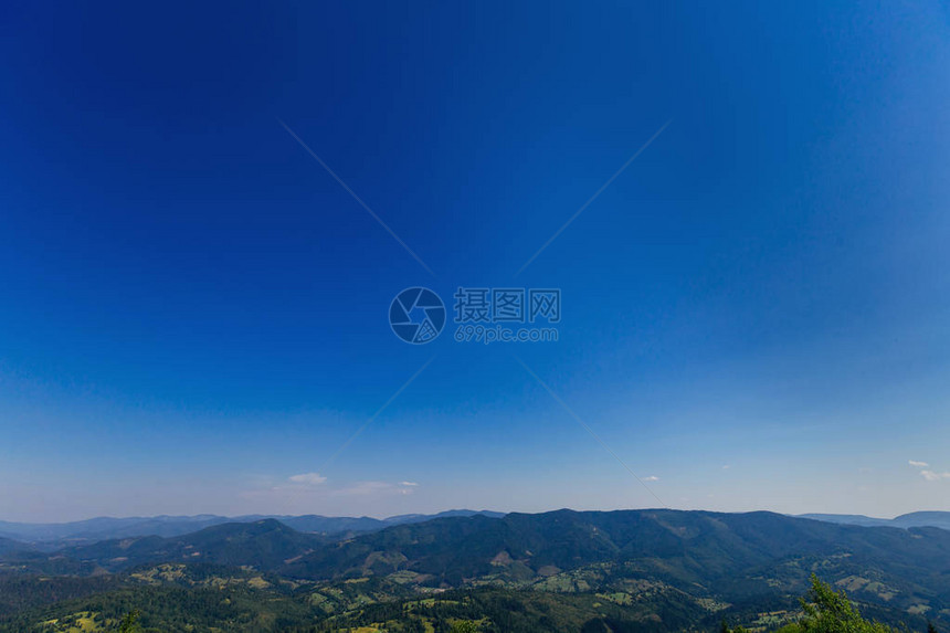 山上美丽的山岳覆盖着森林和蓝图片