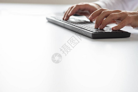 商人或程序员在黑电脑键盘上打字图片