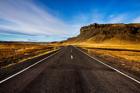 通过冰岛景观的道路公路和汽车旅行风景和日落公路旅行概念图片