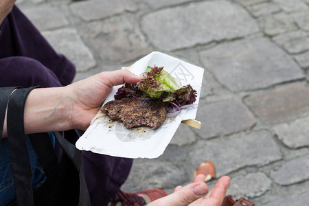 人们在街头食品市场吃快餐图片