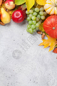 秋天背景南瓜苹果梨子和彩色树叶图片