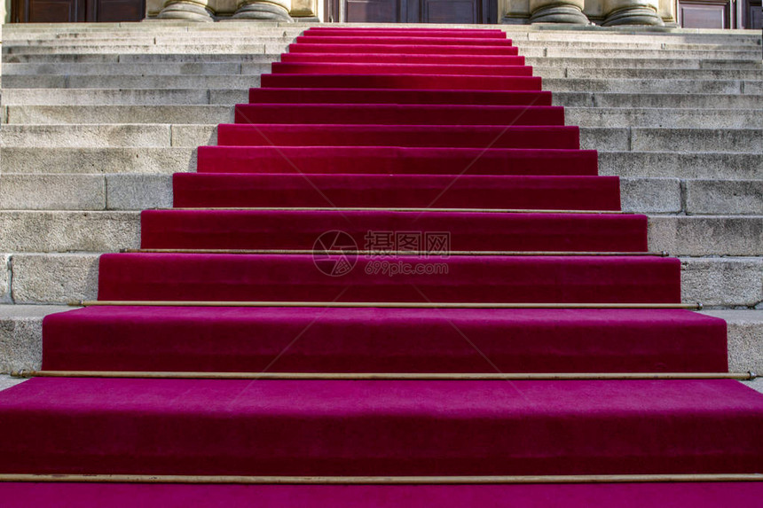 长红地毯在楼梯上图片
