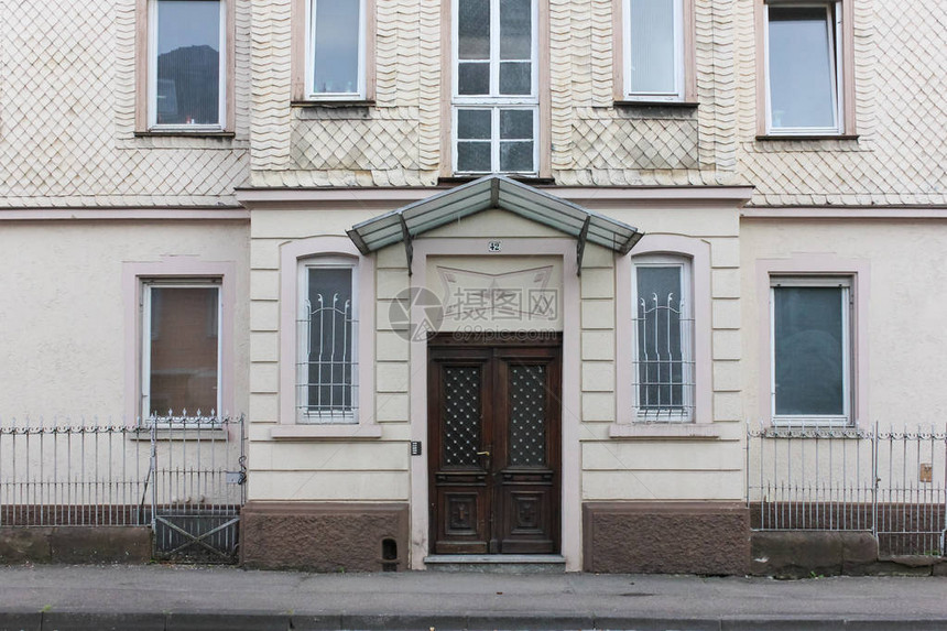 在穆尼奇和Stutttgart附近的南德区历史城市的建筑物上装有门窗或首图片