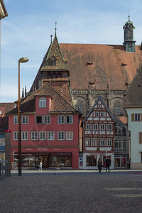 在德国南部历史古城的春日阳台和栅栏及建筑物雕塑图片
