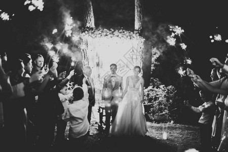 婚礼晚宴新娘和新郎亲手握着灯光和图片