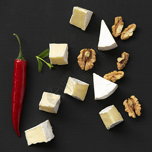 片奶酪卡门贝尔奶酪或布里干酪配核桃和辣椒图片