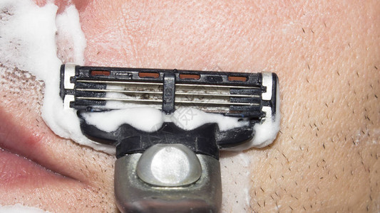 一个男人剃了机器的毛后面刮胡图片