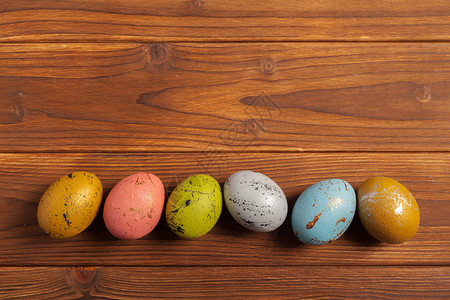 复活节快乐木制背景上的复活节彩蛋图片