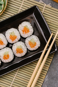 日本寿司卷亚洲传统寿司套餐图片