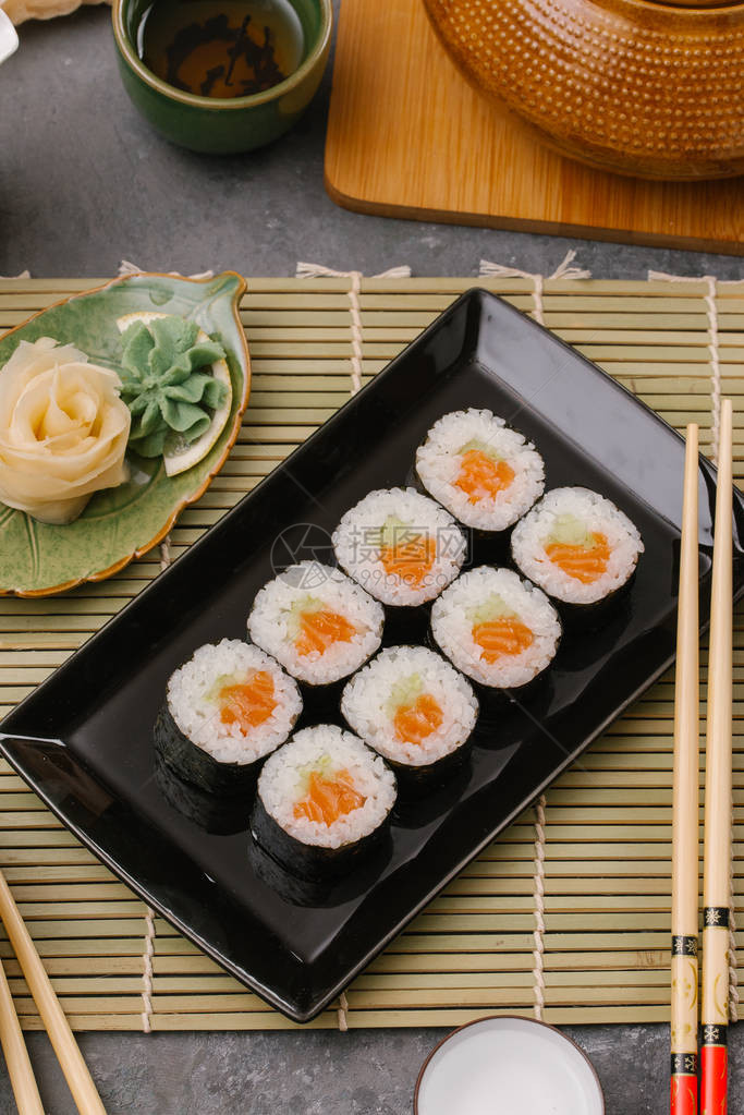 传统的日本寿司卷配姜和辣芥末图片