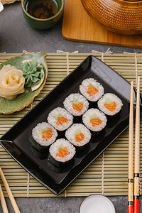 传统的日本寿司卷配姜和辣芥末图片