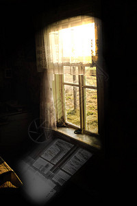 旧木制房屋的窗户黑色地板上的窗户反射图片