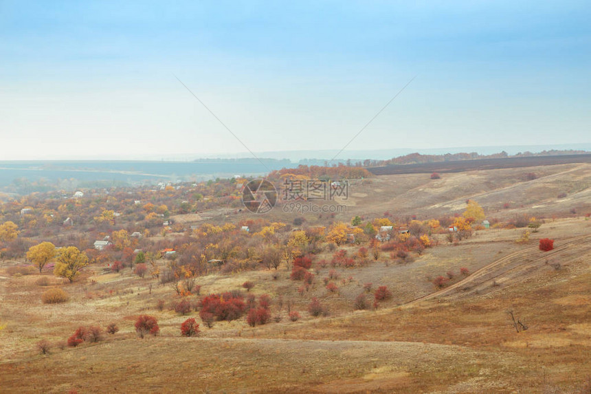 秋天明亮温暖的风景山丘田地和树木图片