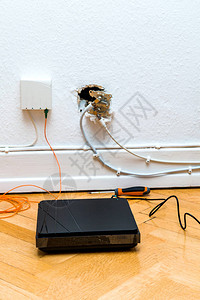 在住宅墙上安装光纤装置图片