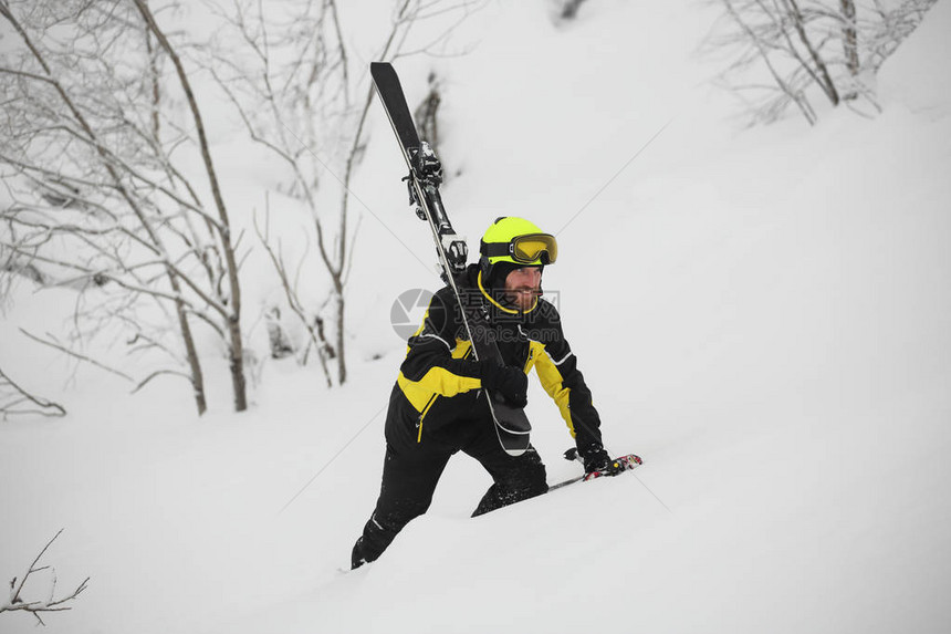在肩上滑雪的自由式高山滑雪后图片