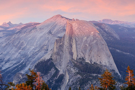 美国加利福尼亚州Yosemite公园的哨兵穹顶上半个多米图片