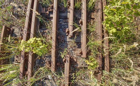 旧废弃的铁路和铁路螺栓生锈的火车铁路细节涂油枕木和铁图片