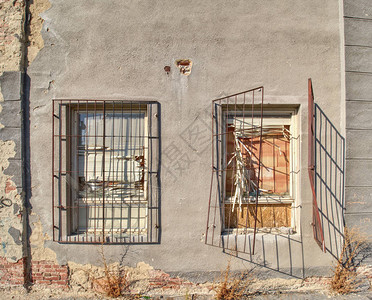 一座废弃建筑外墙上的装饰窗户和一图片