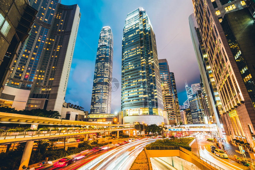 晚上在香港市天际的外观建造美丽的建图片